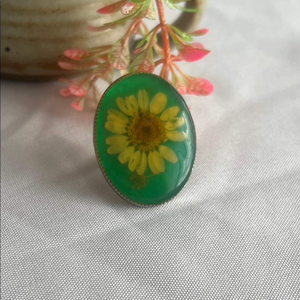 VINTAGE oval Green Resin Ring with sunflower 6.5